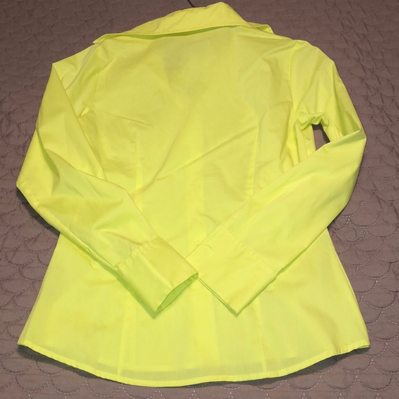 💟BNWT Worthington yellowish green v-neck buttonup - Picture 6 of 6